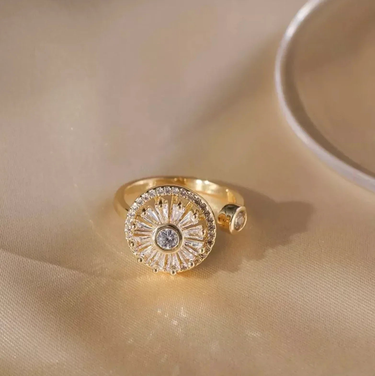 CRYSTAL™ ANGSTSTILLENDE SPINNING RING